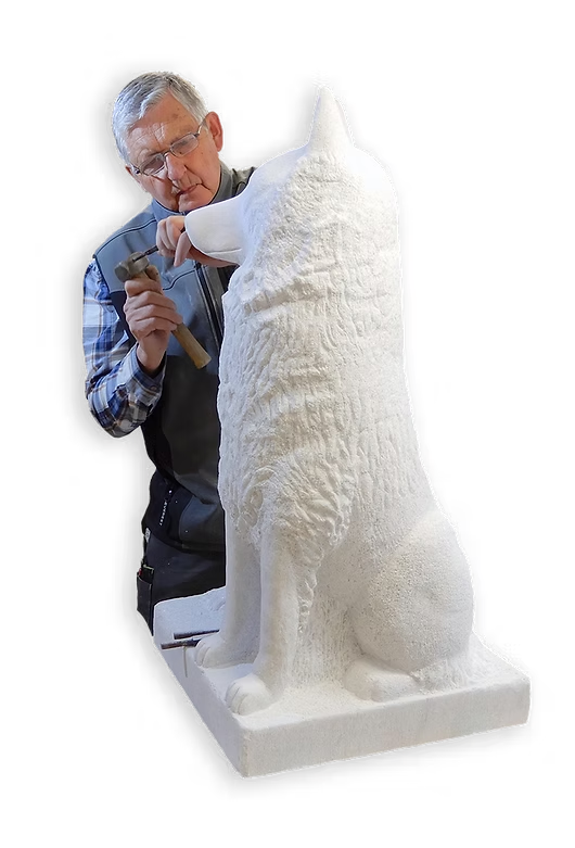 Franz Berger bearbeitet eine Natursteinskulptur in seinem Atelier